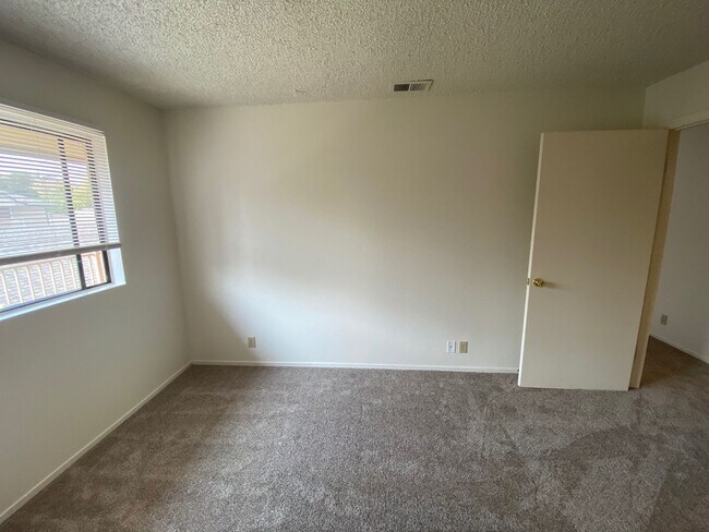 Building Photo - 2 Bed / 1 Bath (South Atascadero)