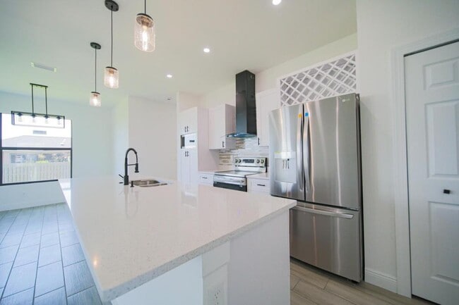 Building Photo - 422 Kismet Pkwy E