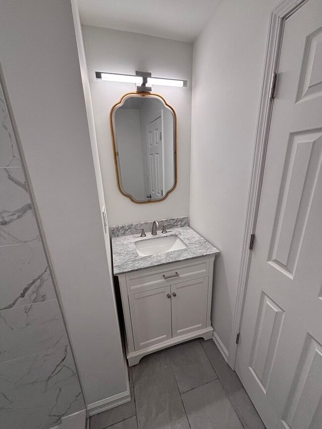 Building Photo - Newly Renovated 2 Bed 1.5 Bath