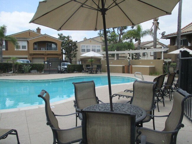 Building Photo - Very nice 2 bedroom 2 bath town home in Chula Vista.