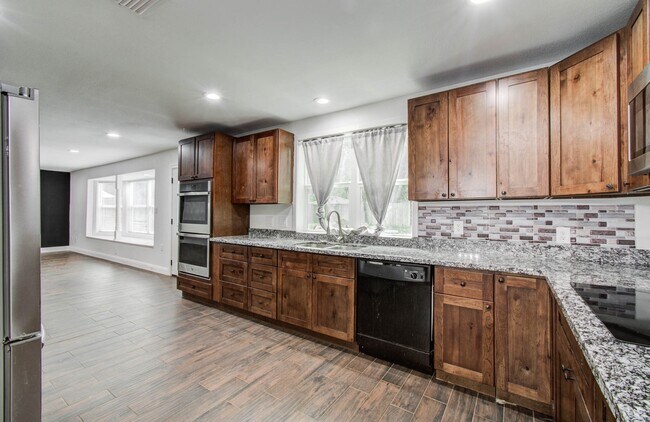Building Photo - 536 Robert E Lee Dr