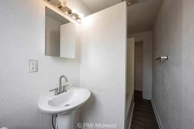 Building Photo - "Charming Duplex Retreat: Spacious 2-Bedro...