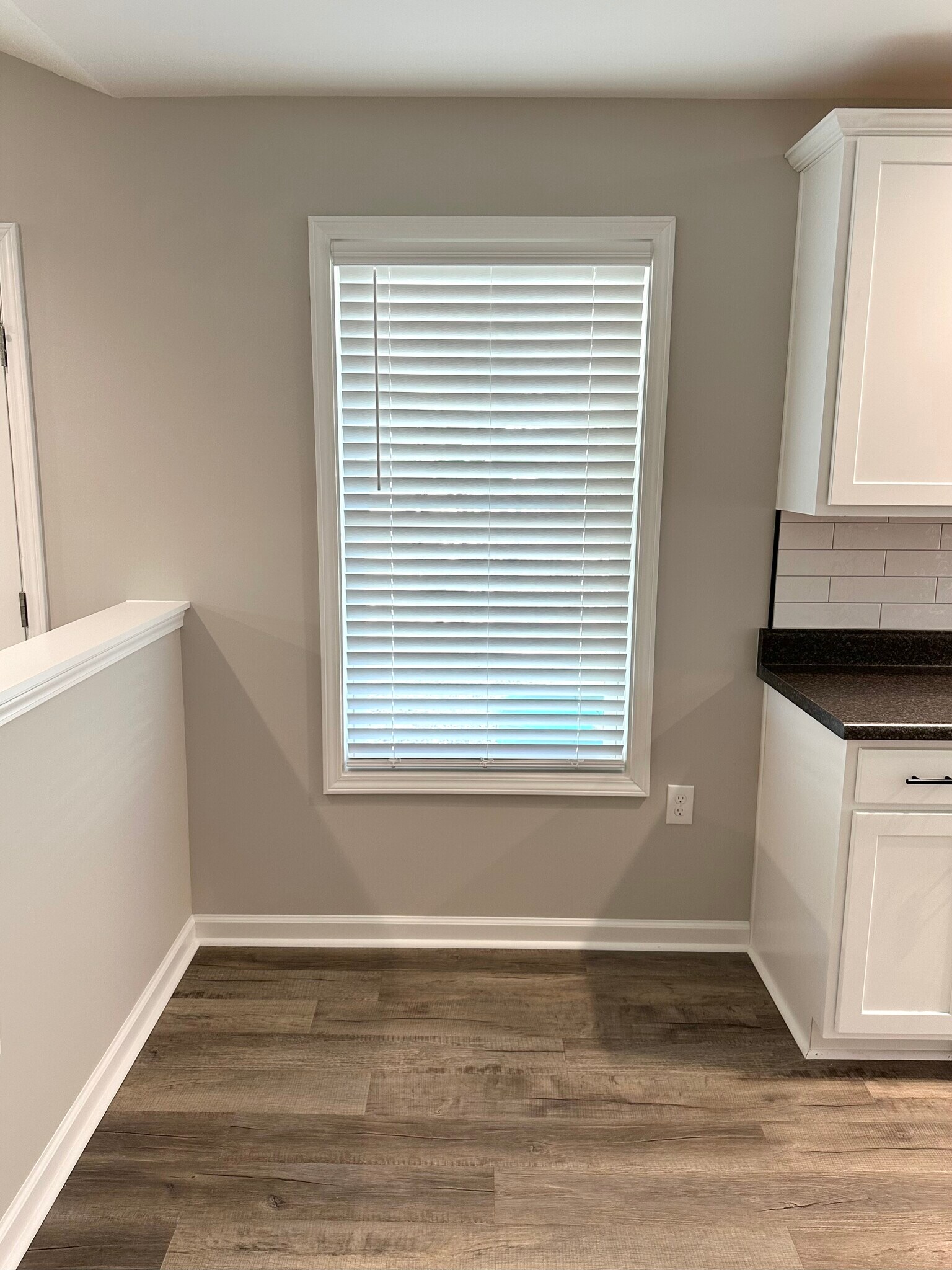 Expansive eat-in kitchen - 2217 Kenwood Blvd SE