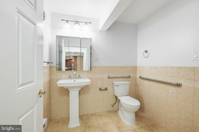 Building Photo - 711 Lamberton Dr