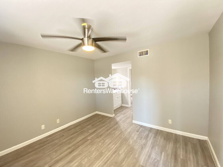 Building Photo - 633 W Southern Ave