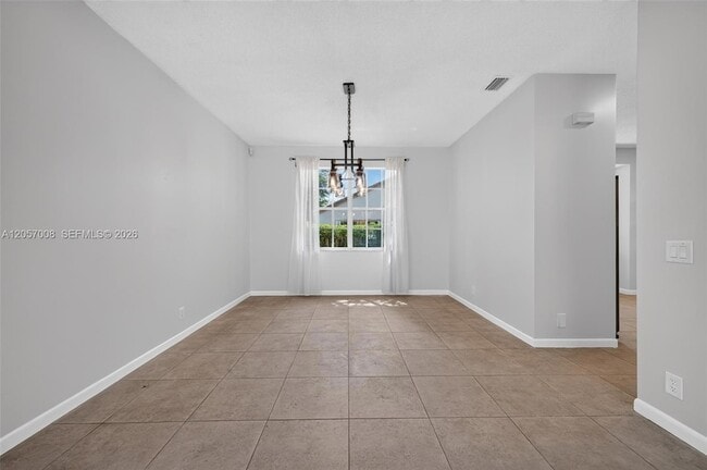 Building Photo - 498 Cambridge Ln