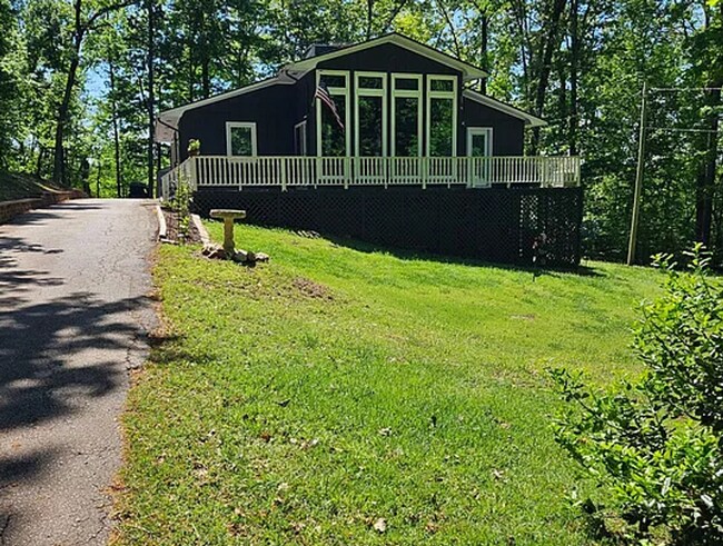 Building Photo - Beautiful and Spacious! Upgraded Multi-lev...