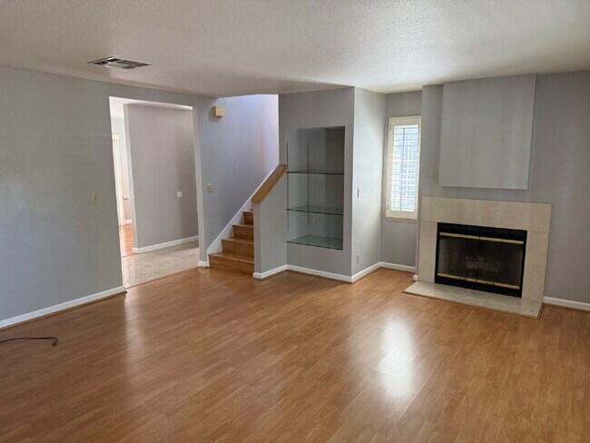 Building Photo - Beautiful 3 Bed/2.5 Bath Townhome