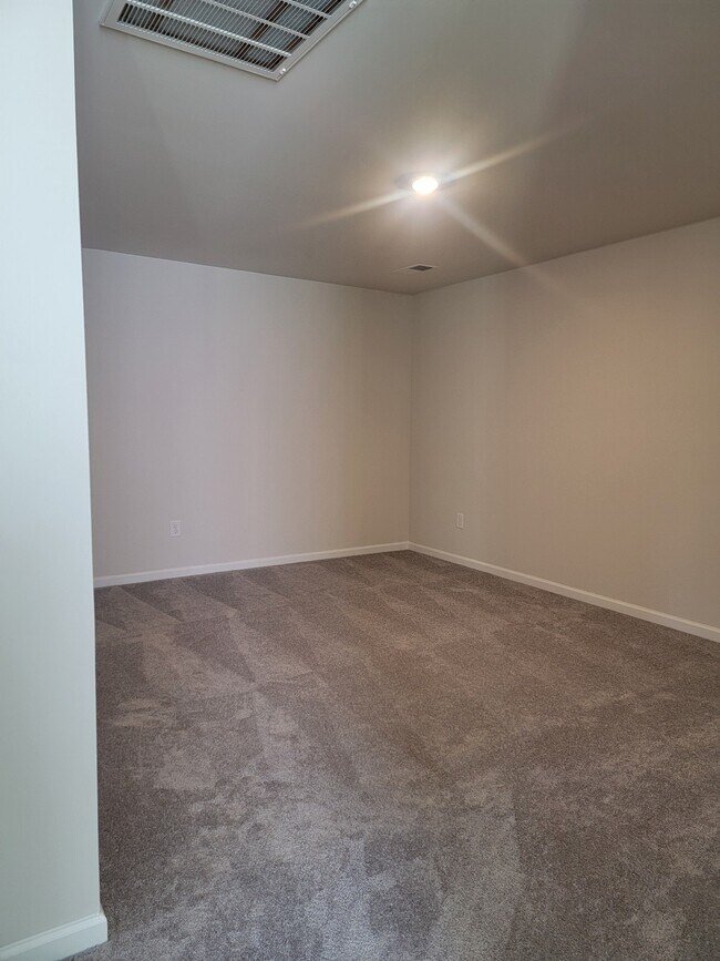 Building Photo - 44 Fernhill Ln