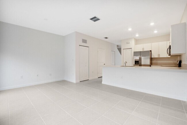 Building Photo - Modern 3-Bedroom Townhome with Private Backyard in Homestead