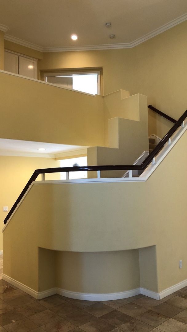 Building Photo - Stunning Sierra Del pro view home!