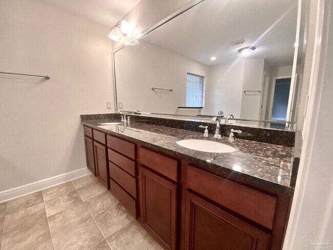 Building Photo - 8431 Ferlon Ave