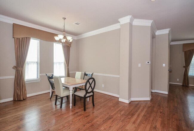 Building Photo - 3042 Royal Oaks Crest