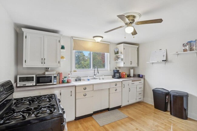 Building Photo - 2451 S 68th St