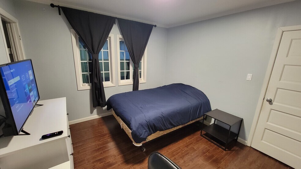 Building Photo - 1243 N Alexandria Ave