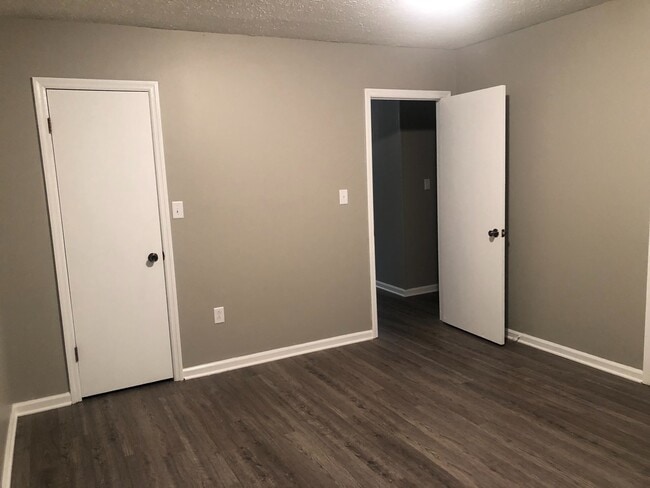 Building Photo - 515 Chateau Dr SE