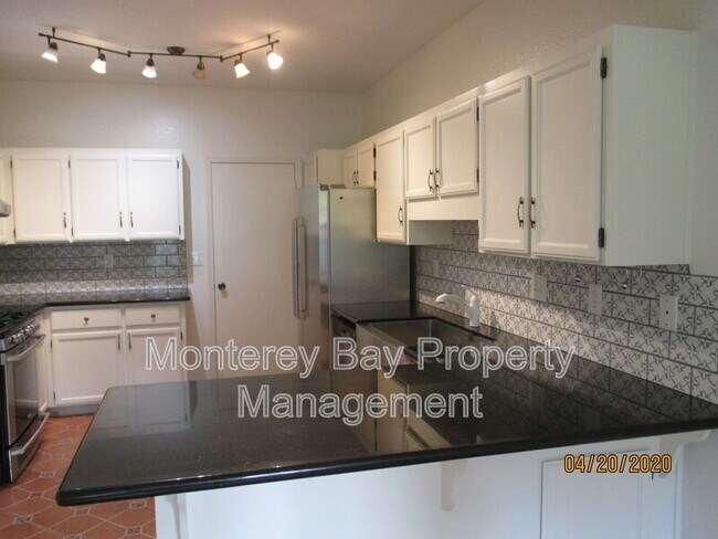 Building Photo - 61 Glen Lake Dr