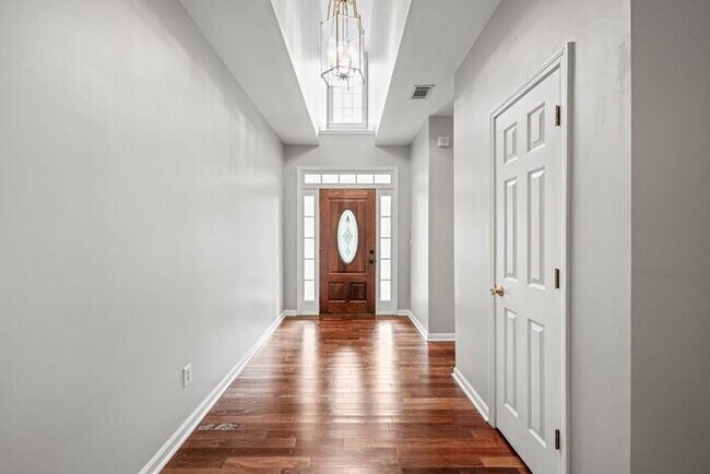 Building Photo - House 4 Beds 2 Baths