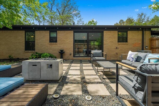 Building Photo - 1808 Forest Hill Dr