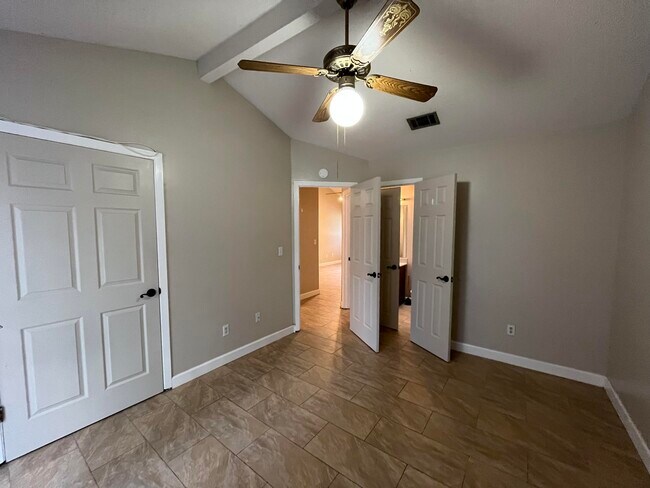 Building Photo - 1501 Green Acres Blvd
