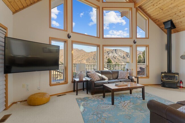 Building Photo - Luxurious Fully Furnished 3-Bedroom, 4-Bat...