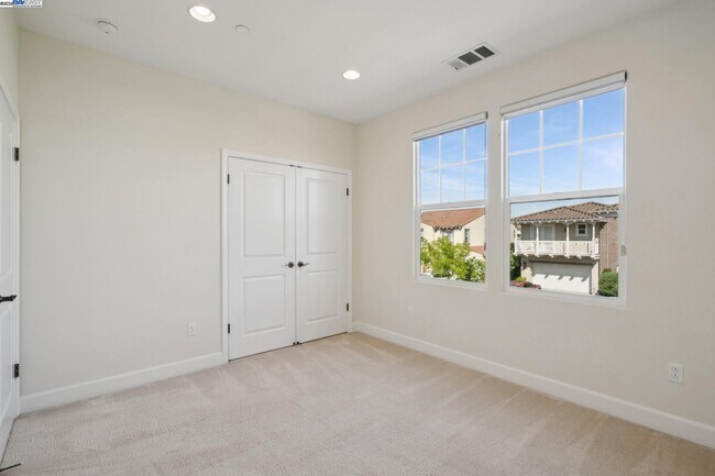 Building Photo - 454 Bengali Ct