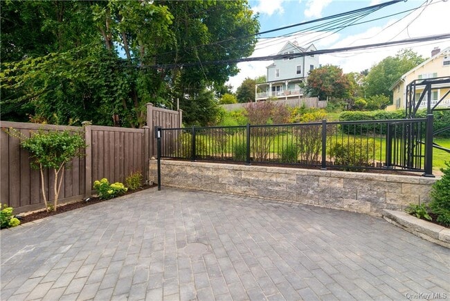 Building Photo - 86 Main St