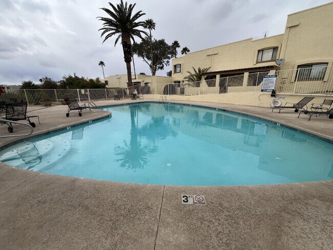Building Photo - "Charming 2-Bed, 2-Bath Townhouse Retreat in Tucson – Spacious 1176 Sq Ft Living!"