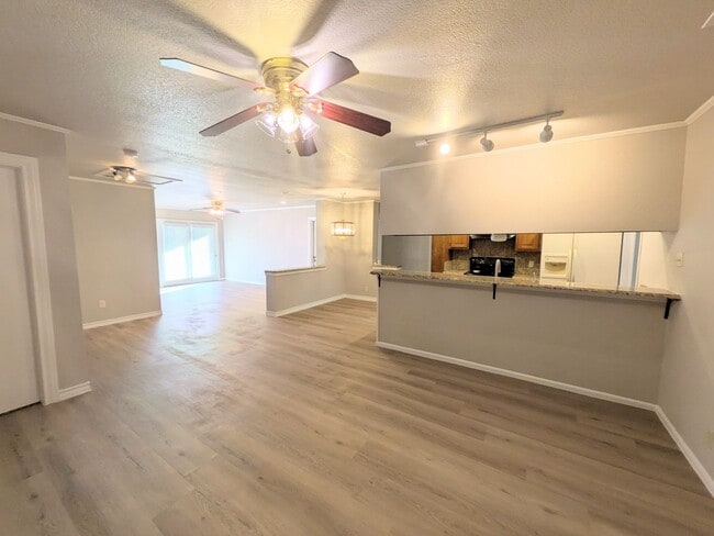 Building Photo - 6618 Cloverbend St