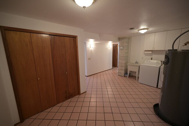 Building Photo - 4 bed, 2 bath, split level home in Sequim,...