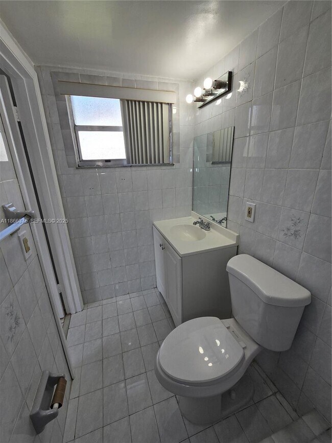 Building Photo - 120 Royal Palm Rd