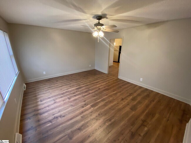 Building Photo - 204 Oakwood Dr