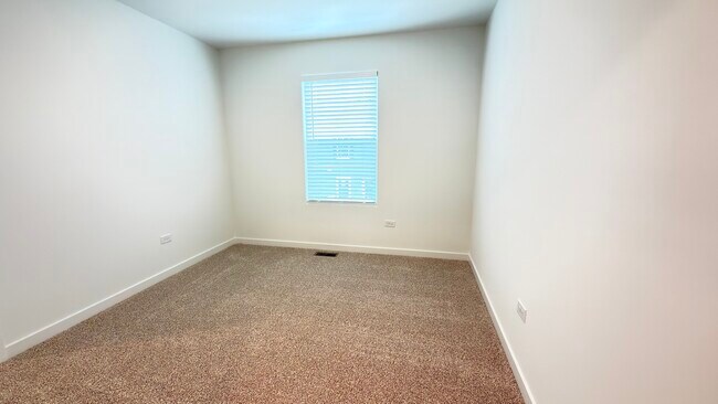 Building Photo - 435 Lakeshore Ct