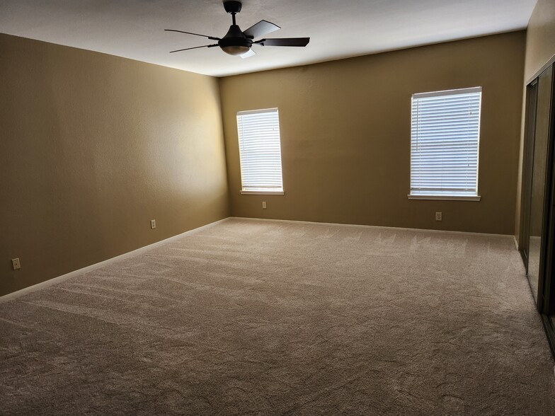 MASTER BEDROOM - 4001 Tanglewilde St