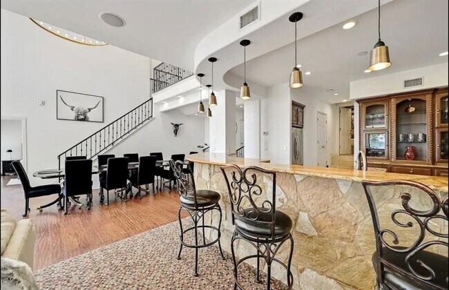 Building Photo - 3711 Highland Dr