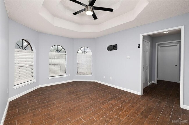 Building Photo - 1005 N Sabinas St