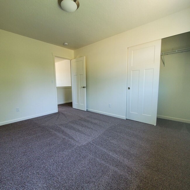 Building Photo - Dog Friendly 3bed : 2.5 bath home w/ Garage