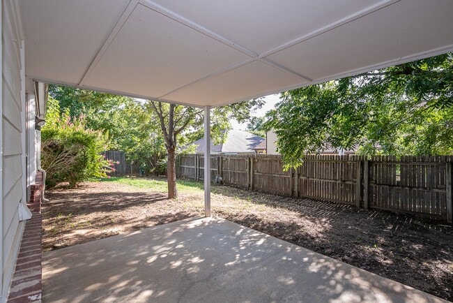 Building Photo - Charming 3 bedroom home with cozy fireplac...