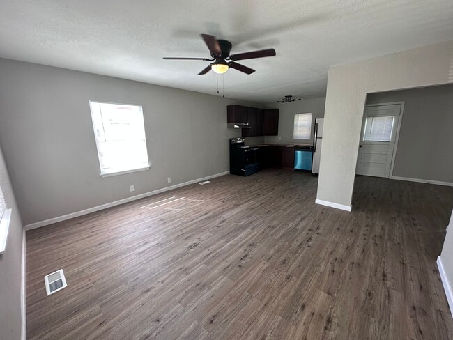 Building Photo - $1125 - 3 bedroom / 1 bathroom - Gorgeous ...