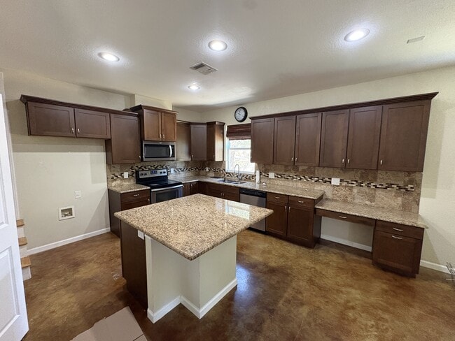 Building Photo - 841 Scenic Cir