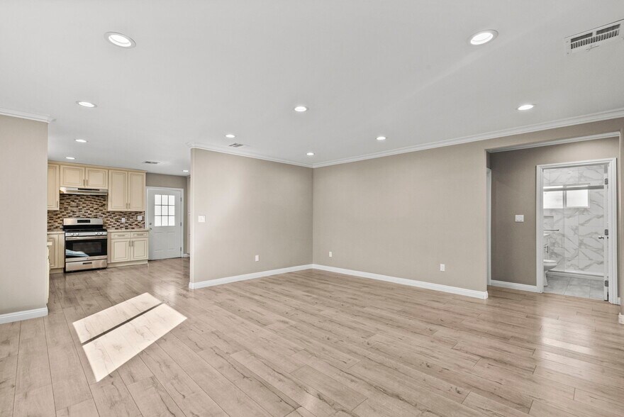 Building Photo - 6717 Cedros Ave