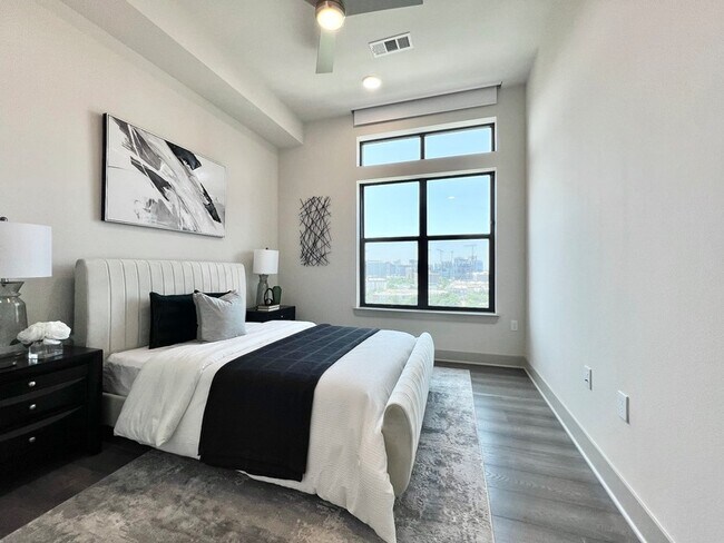 Building Photo - 3330 Oak Grove Ave