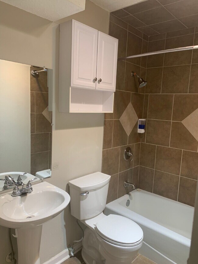 Building Photo - Beautifully Updated Home 1 Block From Heri...