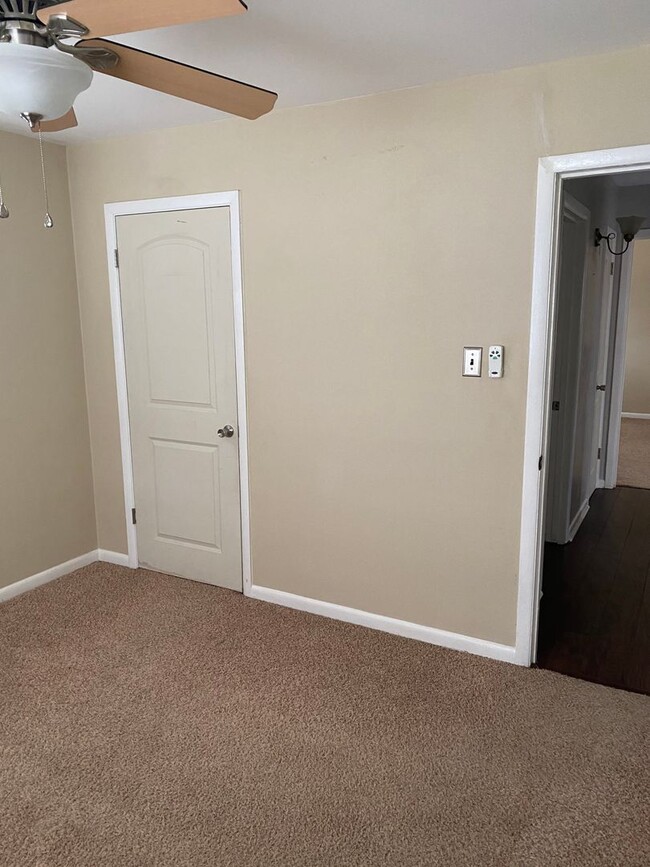 Building Photo - Contact Peggy Goodman 501 676 1758 or Heat...