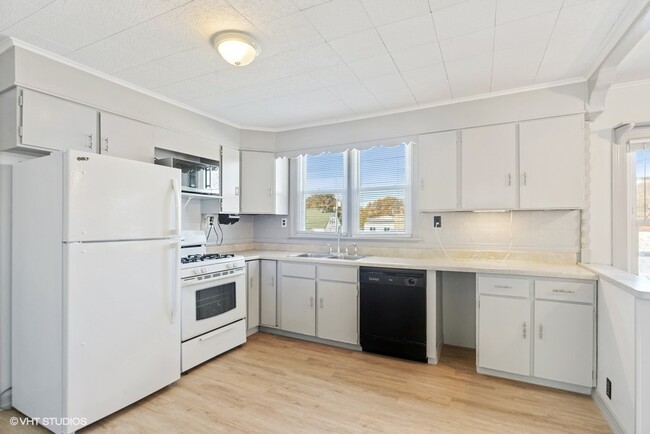 Building Photo - 4012 N Oketo Ave