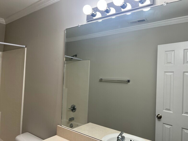 Building Photo - 1108 Crescent Meadows Dr