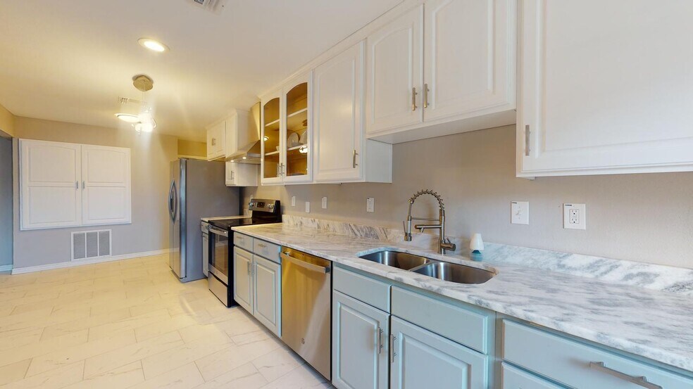 Building Photo - Beautifully updated San Antonio home by Bo...