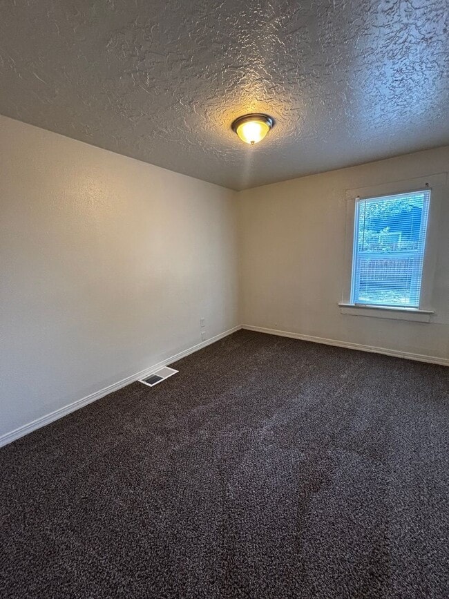 Building Photo - Quaint home with fully fenced yard and updates