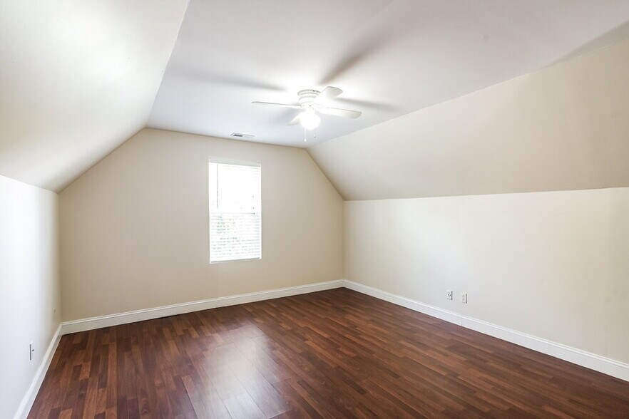 Building Photo - 2873 Iroquois Dr
