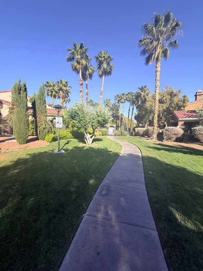 Building Photo - 2 bed / 2 bath Condo in Painted Desert Guard Gated Community